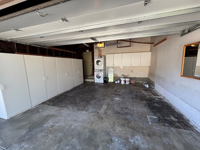 Building Photo - 2 Bedroom home located in Long Beach now available!