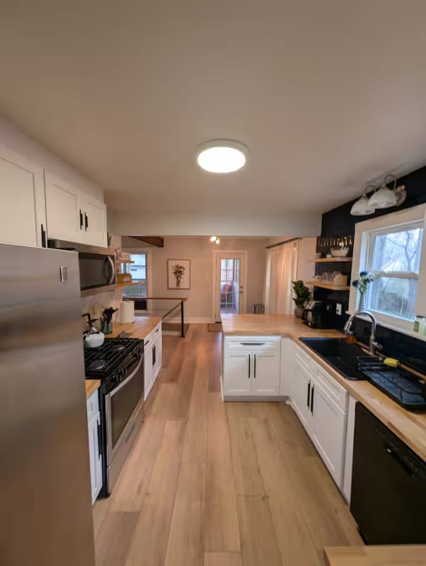 Building Photo - 10095 Lake Forest Way