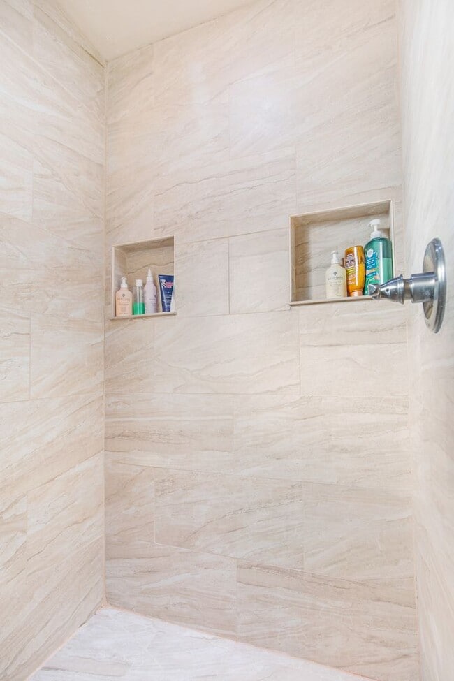 Building Photo - 3 Bedroom 2 Bathroom Home - Dogs Allowed & Large Backyard!