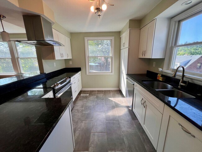 Building Photo - Pittsburgh - 2 Bedroom 1.5 Bathroom - Home...