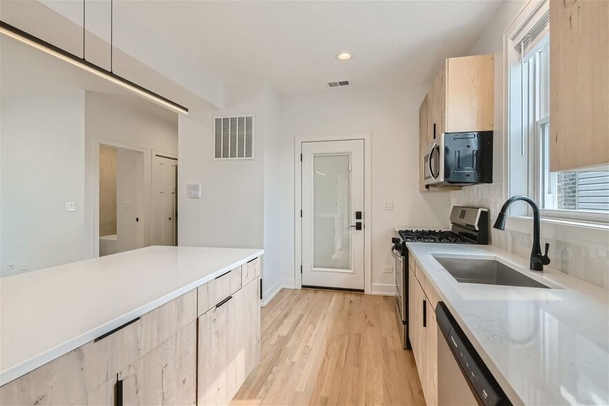 Building Photo - 2604 N Springfield Ave