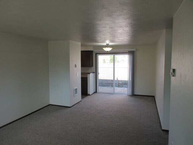 Building Photo - Two Bedroom Duplex w/ Garage