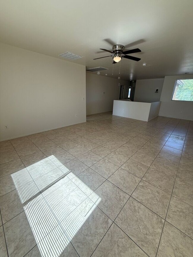 Building Photo - House For Rent