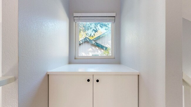 Building Photo - Cozy 2 Bedroom 1.5 Bath with Private Yard and Two Car Garage !