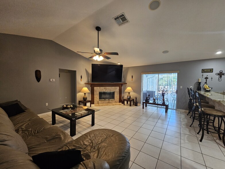 Building Photo - 2210 Bayou Dr