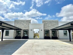 Building Photo - 11 Selena St