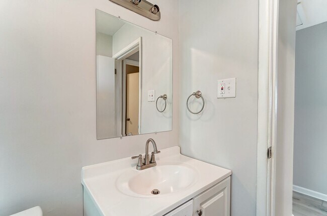 Building Photo - Three Bedroom with Driveway in Dayton!