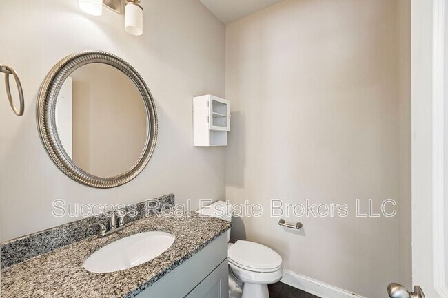 Building Photo - 1231 Ridenour Ln