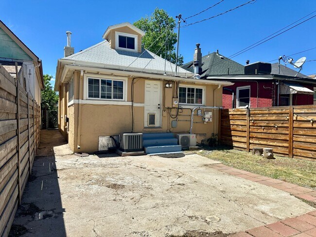 Building Photo - 3 Bedroom 2 Full Bath Renovated Single Fam...