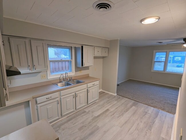 Building Photo - Charming 4-Bedroom Ranch with Modern Updat...