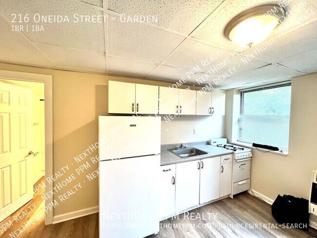 Building Photo - 216 Oneida St