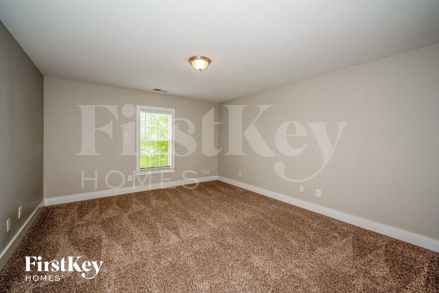 Building Photo - 4598 Clubview Dr