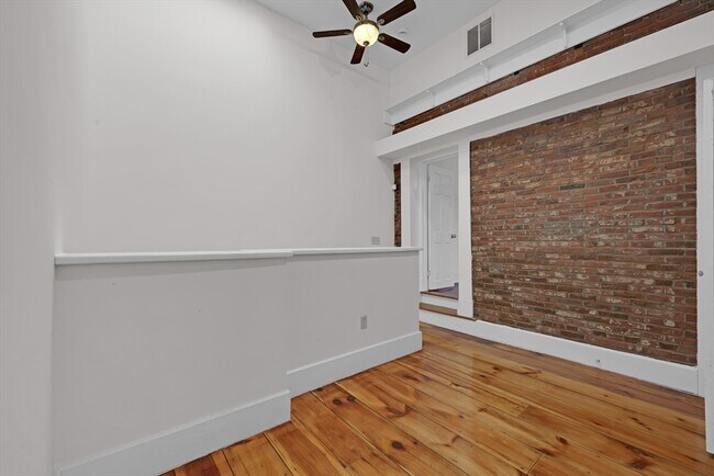 Building Photo - 22 School St