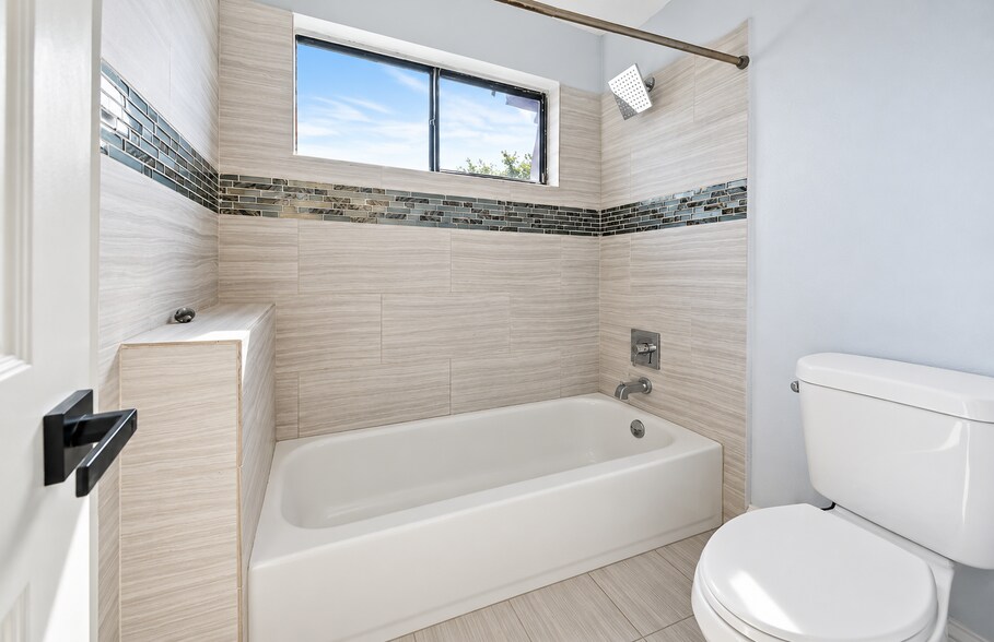 Building Photo - 4012 Palm Bay Cir