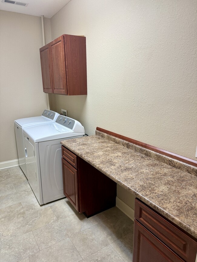 Building Photo - 421 Amberland Ln