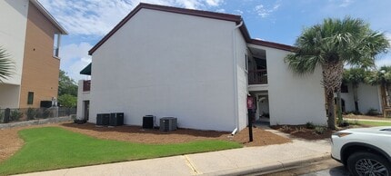 Building Photo - 8730 Thomas Dr