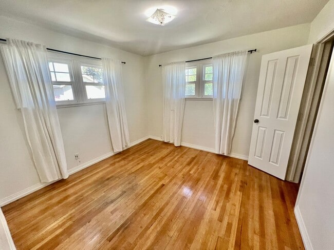 Building Photo - Walk to Beach, Garage, Yard, Hardwood Floo...