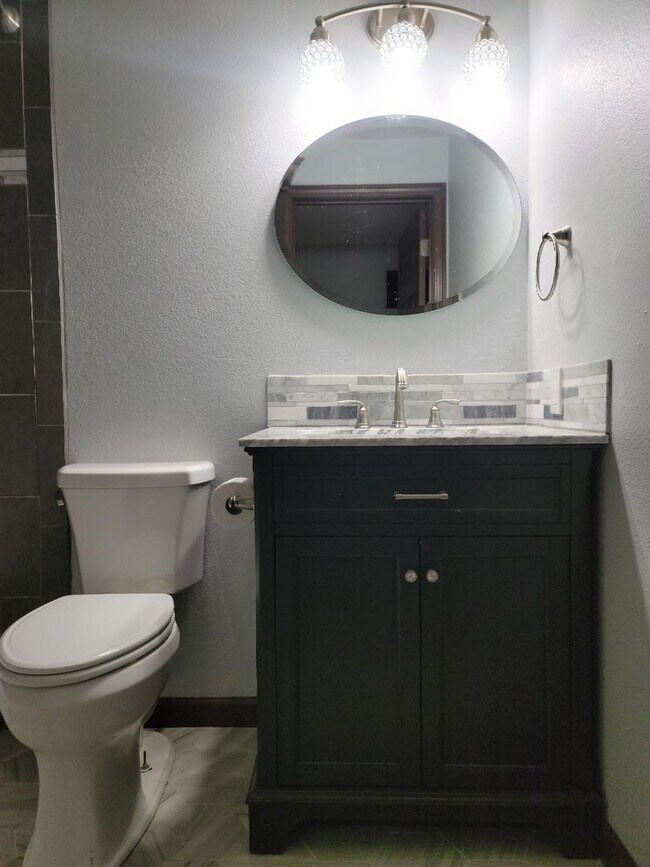 Building Photo - Pet Friendly 4 bedroom Home with Lots of Space for Everyone!