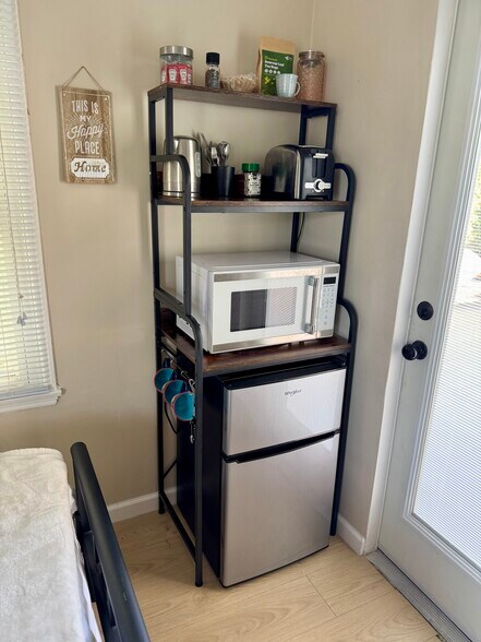 Building Photo - 10443 Califa St