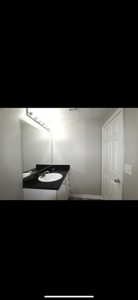 Building Photo - 501 Knights Run Ave