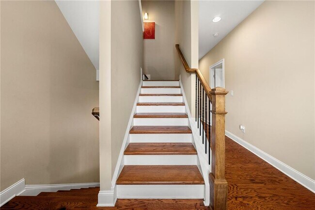 Building Photo - 1833 Sanford Dr