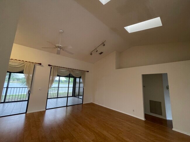Building Photo - 10910 Lakemore Ln