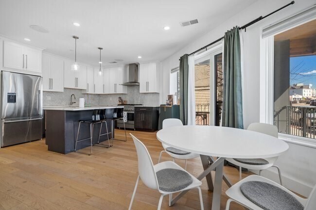 Building Photo - 946 Saratoga St