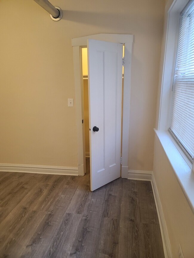 Building Photo - 4426 N St Louis Ave