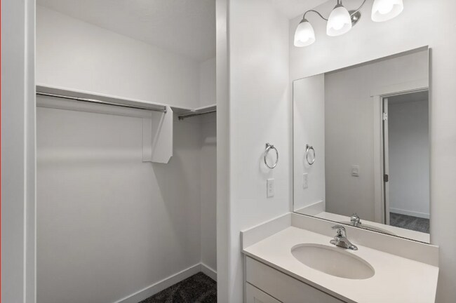 Building Photo - 3 Bed/3 Bath Townhouse in Saratoga Springs