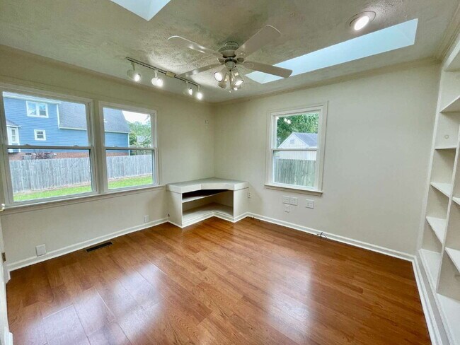 Building Photo - Spacious 6-Bedroom Gem In Fayetteville!