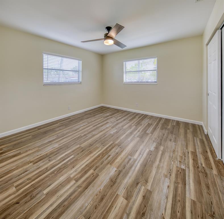 Building Photo - 241 NE 40th Ct