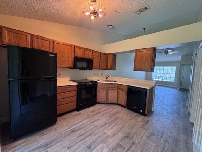 Building Photo - Second floor, 2/2 unit with wooded view near UCF