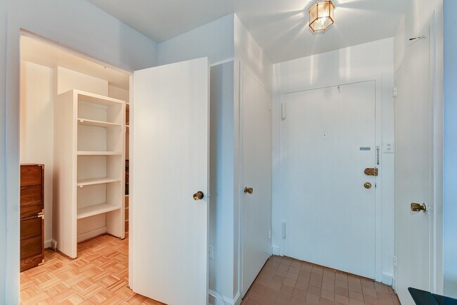 Building Photo - Spacious & Bright Unfurnished Studio for Rent