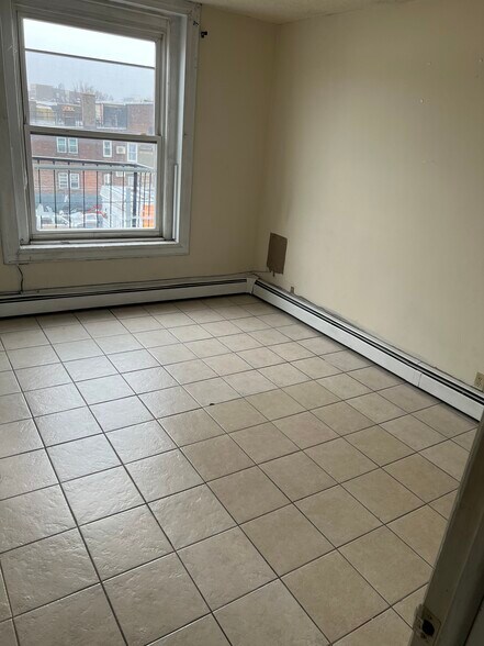 Building Photo - 72 Parkhurst St