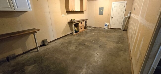 Building Photo - 2 Bedroom, 1.5 Bathroom, 1 Car Garage For Rent In The 4-J Subdivision