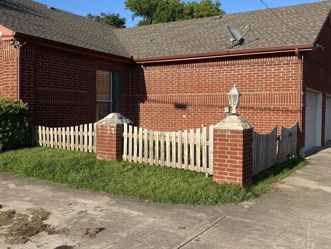 Building Photo - 300-306 East Main Street