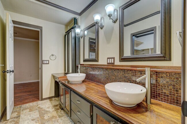 Building Photo - 4 bed 3 bath home!