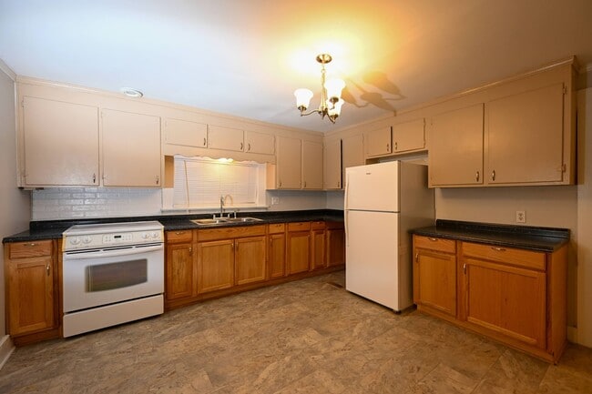 Building Photo - Charming 2BR / 2BA Home with Front Porch & Large Private Yard