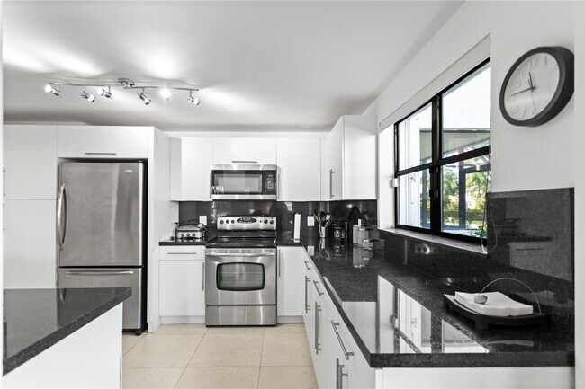 Building Photo - 16051 Blatt Blvd