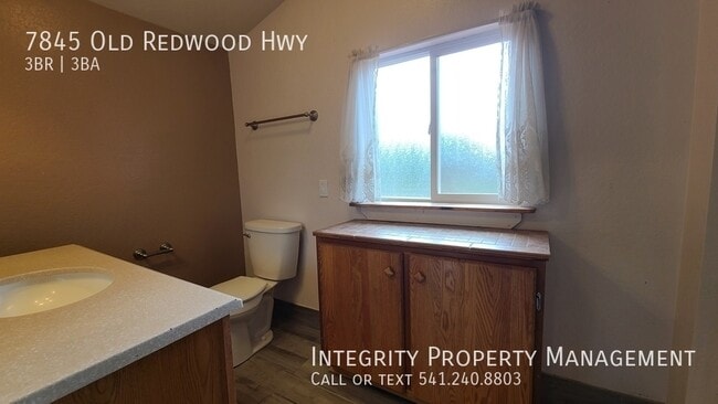 Building Photo - 7845 Old Redwood Hwy