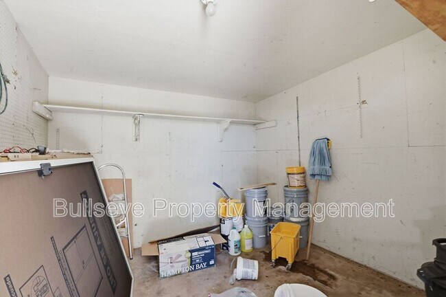 Building Photo - 1102 N 28th Pl