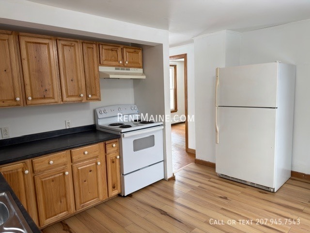 Building Photo - 27 Kineo St