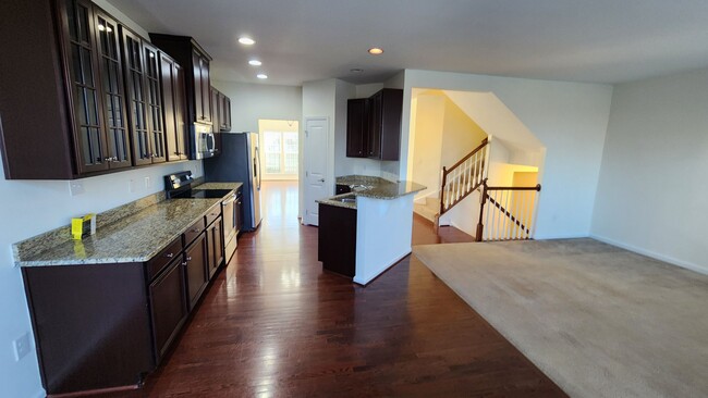 Building Photo - Spacious, Large, Luxury 3 Bedroom Townhous...