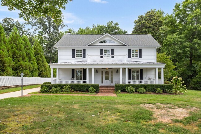 Building Photo - Classic Country Club Elegance