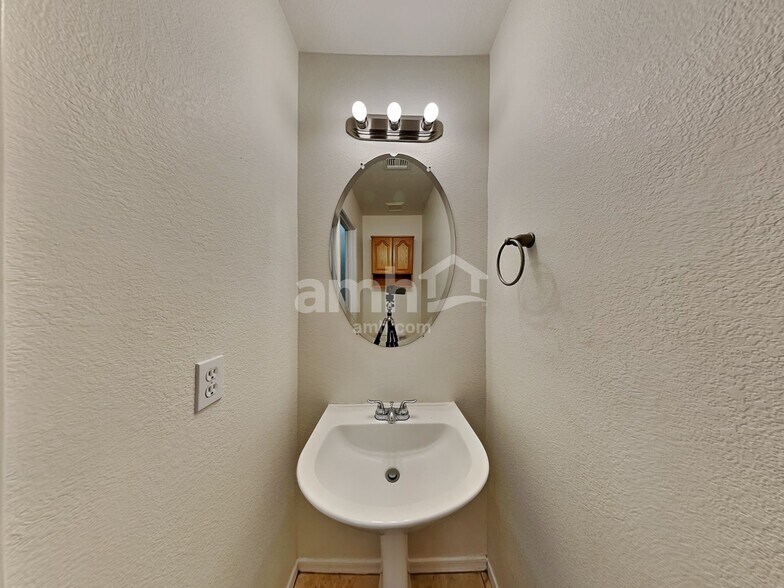 Building Photo - 9325 E Oro Ave