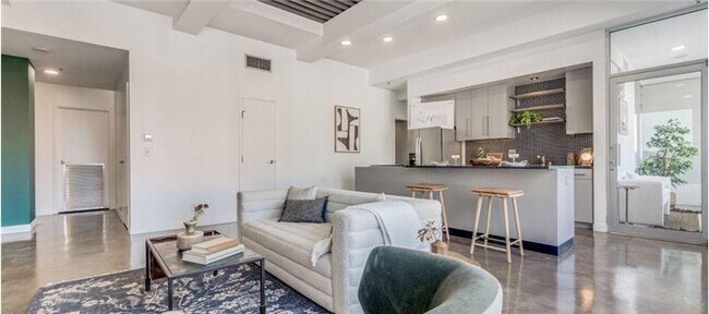 Building Photo - 301 N Akard St