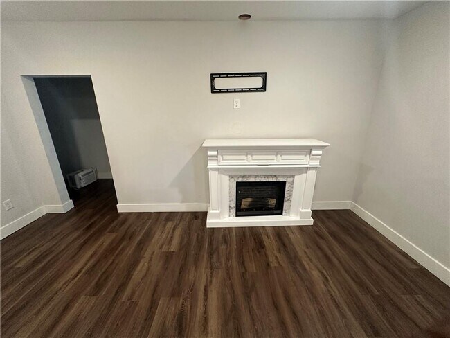 Building Photo - 370 Crestbrook Ln