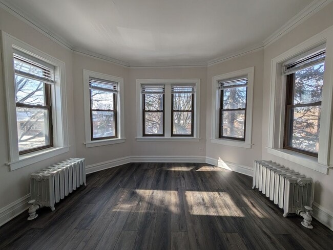 Building Photo - 5818 W Berteau Ave