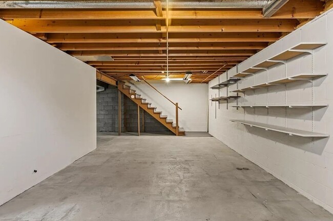 Building Photo - Spacious Harvey Oaks 4-bedroom home with classic charm and modern updates