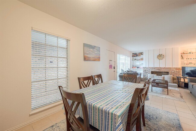 Building Photo - 2201 Fountain View Dr